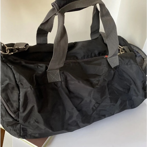 Duffle Duffel Bag Sport Travel Carry-On Workout 17"
like new - Picture 5 of 10